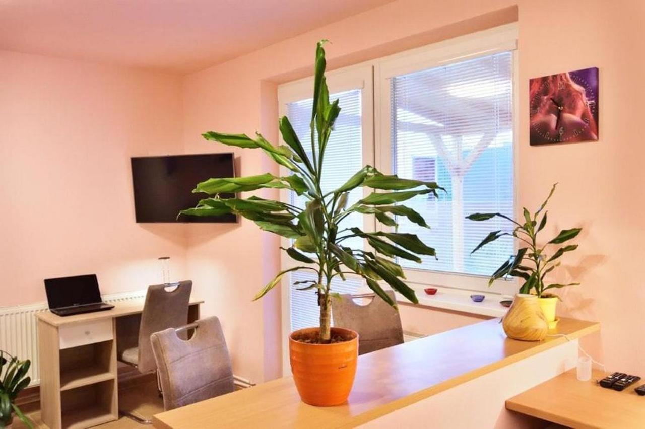 Nika Beds Hotel Pardubice Luaran gambar